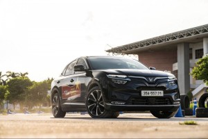 Cơ hội cuối thử vận may trúng xe máy điện khi mua VinFast VF 8