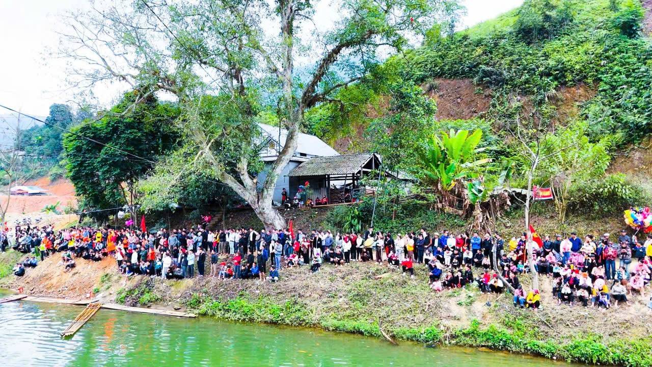 Độc nhất Tây Bắc: Lễ hội đua mảng nứa giữa hồ Đồng Sung tại Mỏ Vàng, Lào Cai