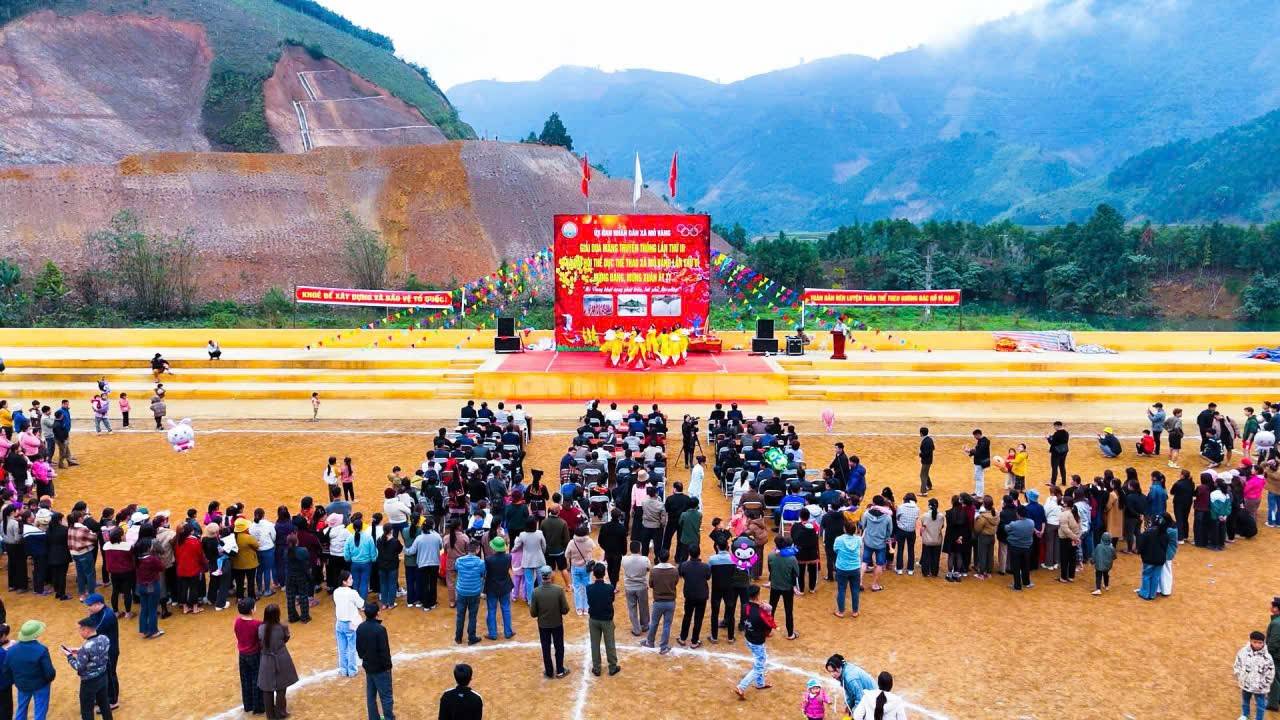 Độc nhất Tây Bắc: Lễ hội đua mảng nứa giữa hồ Đồng Sung tại Mỏ Vàng, Lào Cai