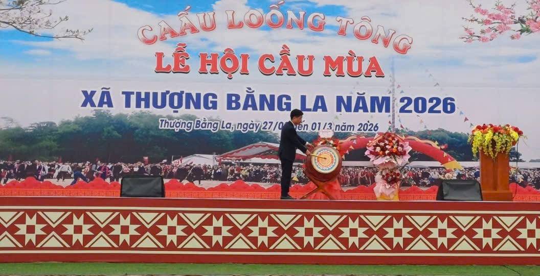 ông Nguyễn Tuấn Anh, Chủ tịch UBND xã Thượng Bằng La, đánh trống khai hội, chính thức khởi động chuỗi hoạt động văn hóa – tín ngưỡng đặc sắc