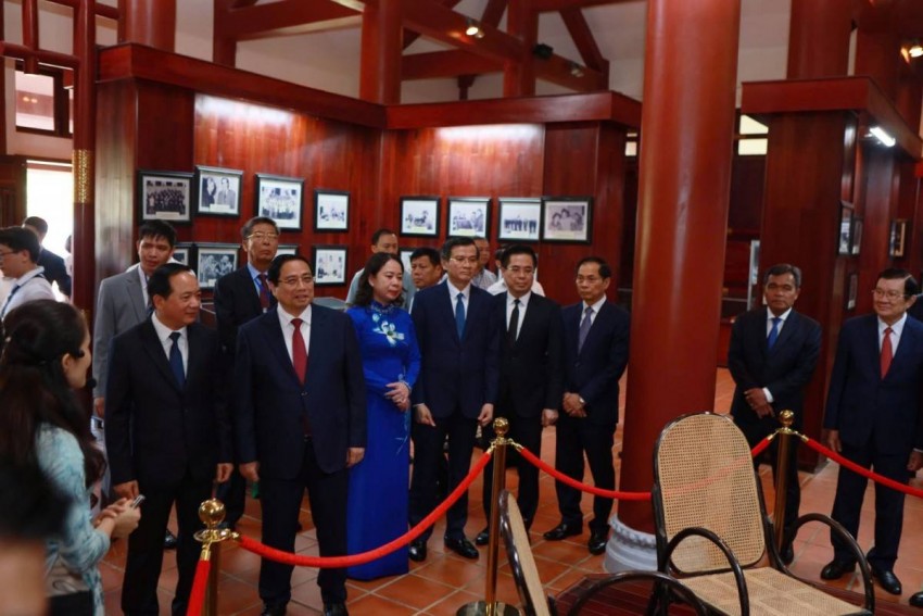 Lãnh đạo Đảng, Nhà nước tham quan khu trưng bày hình ảnh, hiện vật về cuộc đời, sự nghiệp của Thủ tướng Phạm Văn Đồng