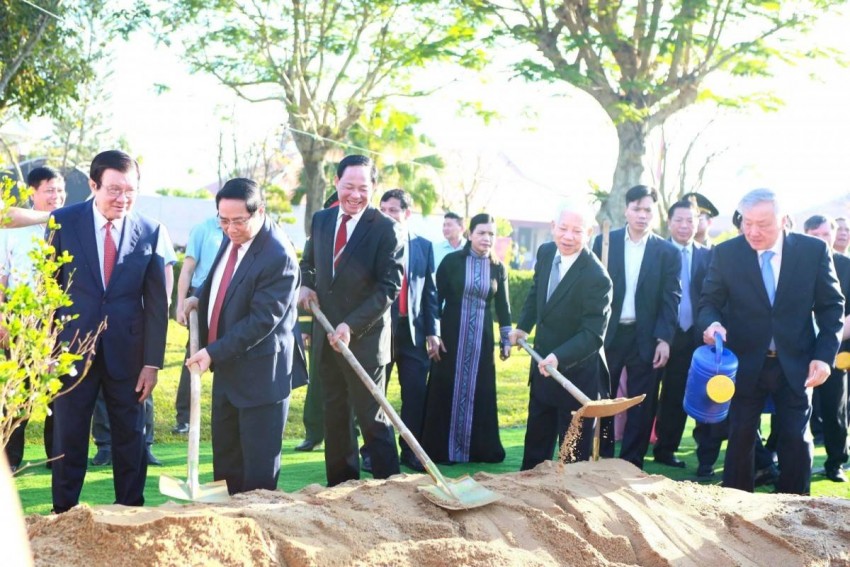 Lãnh đạo Đảng, Nhà nước trồng cây lưu niệm