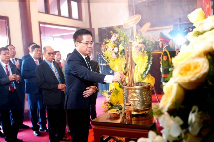  Chủ tịch UBND tỉnh Nguyễn Hoàng Giang thành kính dâng hương tưởng nhớ Thủ tướng Phạm Văn Đồng