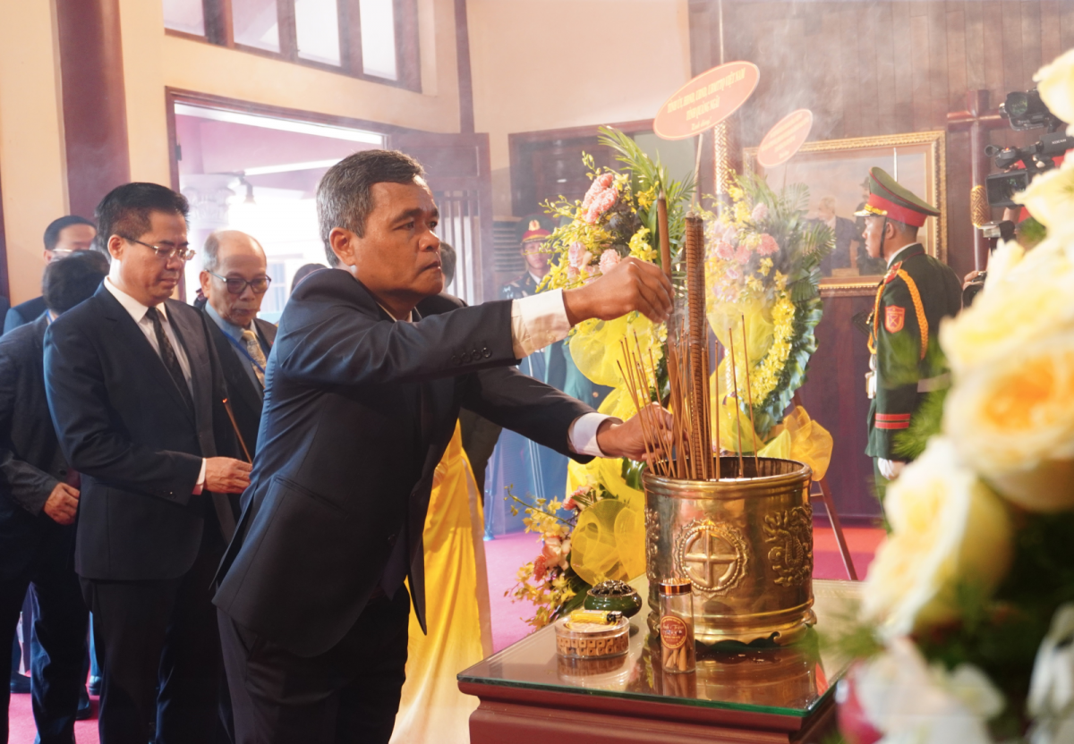 Bí thư Tỉnh ủy Hồ Văn Niên thành kính dâng hương tưởng nhớ Thủ tướng Phạm Văn Đồng