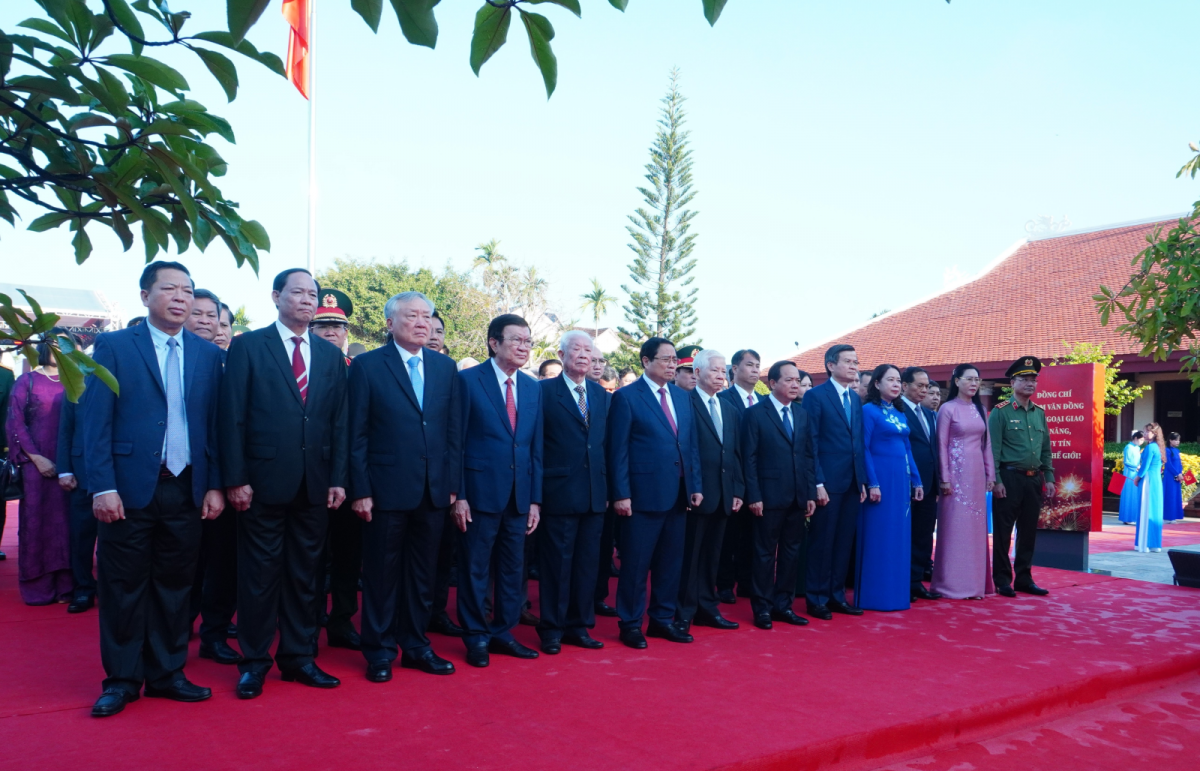 Các đồng chí lãnh đạo Đảng, nhà nước và đại biểu chuẩn bị dâng hoa, dâng hương tưởng nhớ Thủ tướng Phạm Văn Đồng