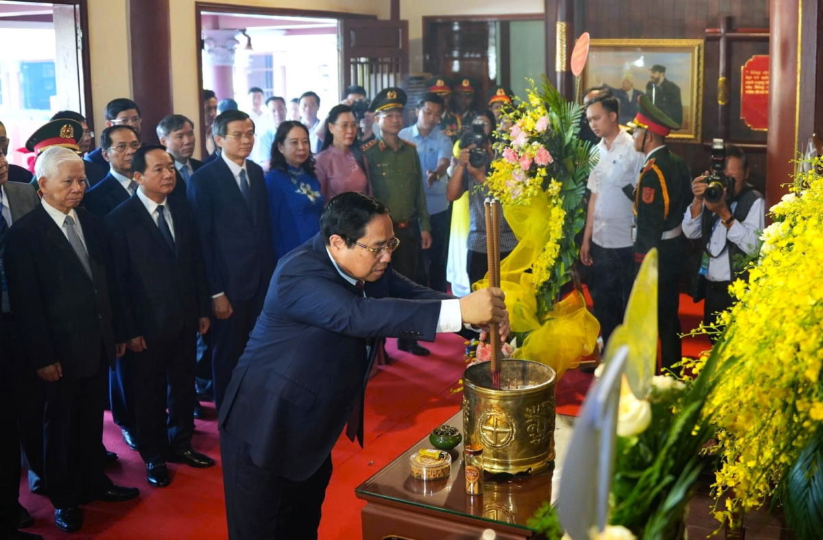 Thủ tướng Chính phủ Phạm Minh Chính thành kính dâng hương tưởng nhớ Thủ tướng Phạm Văn Đồng