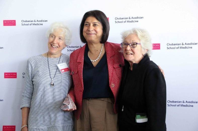 Trong ảnh là Tiến sĩ Reshma Kewalramani (ở giữa) cùng các cố vấn của bà: Phó Giáo sư Dược lý học, Sinh lý học & Lý sinh học Judith Saide, PhD (bên trái) và Giáo sư Hóa sinh & Sinh học Tế bào Vickery Trinkaus-Randall, PhD (bên phải).