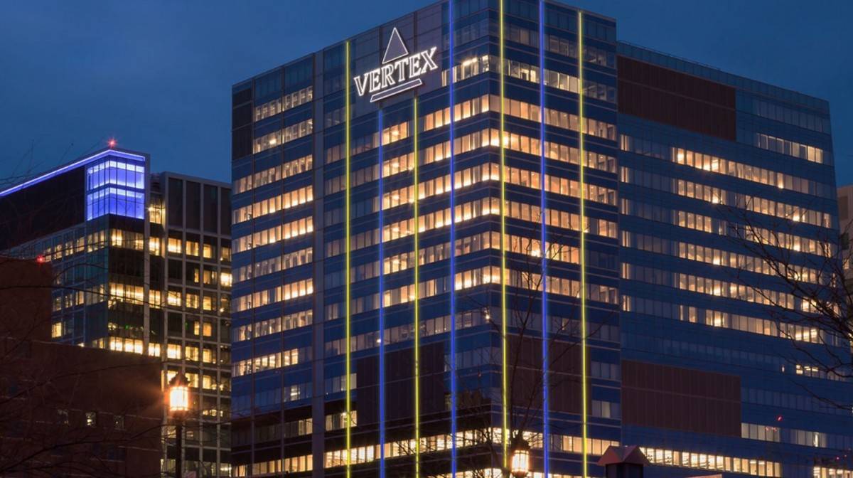 Vertex Pharmaceuticals là một trong những công ty công nghệ sinh học lớn niêm yết tại Mỹ do CEO Reshma Kewalramani – nữ CEO gốc Ấn đầu tiên – doanh nghiệp này đã đạt nhiều bước tiến quan trọng trong lĩnh vực chỉnh sửa gen.