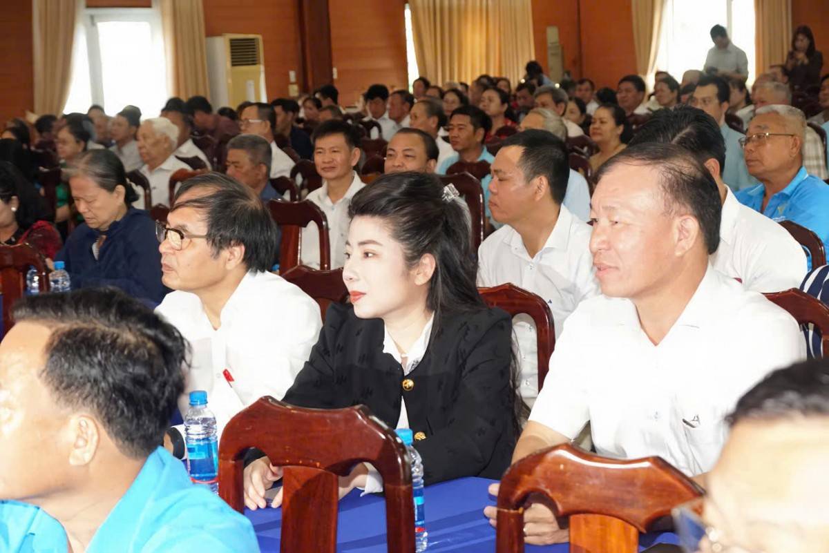 Cử tri phường Đông Hòa tiếp xúc người ứng cử đại biểu Quốc hội khóa XVI