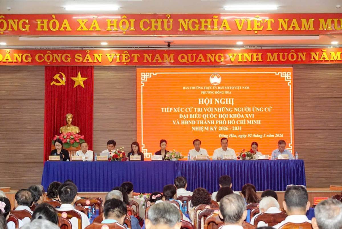 Cử tri phường Đông Hòa tiếp xúc người ứng cử đại biểu Quốc hội khóa XVI