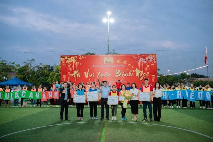 Lãnh đạo Công ty và Công đoàn trao giải các đội chơi