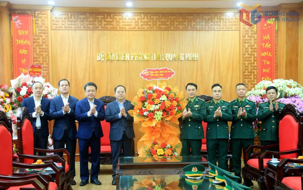 Đồng chí Bí thư Tỉnh ủy và các đồng chí Ủy viên BTV Tỉnh ủy tặng hoa chúc mừng cán bộ, chiến sĩ Ban Chỉ huy Bộ đội Biên phòng tỉnh. Nguồn: QMN