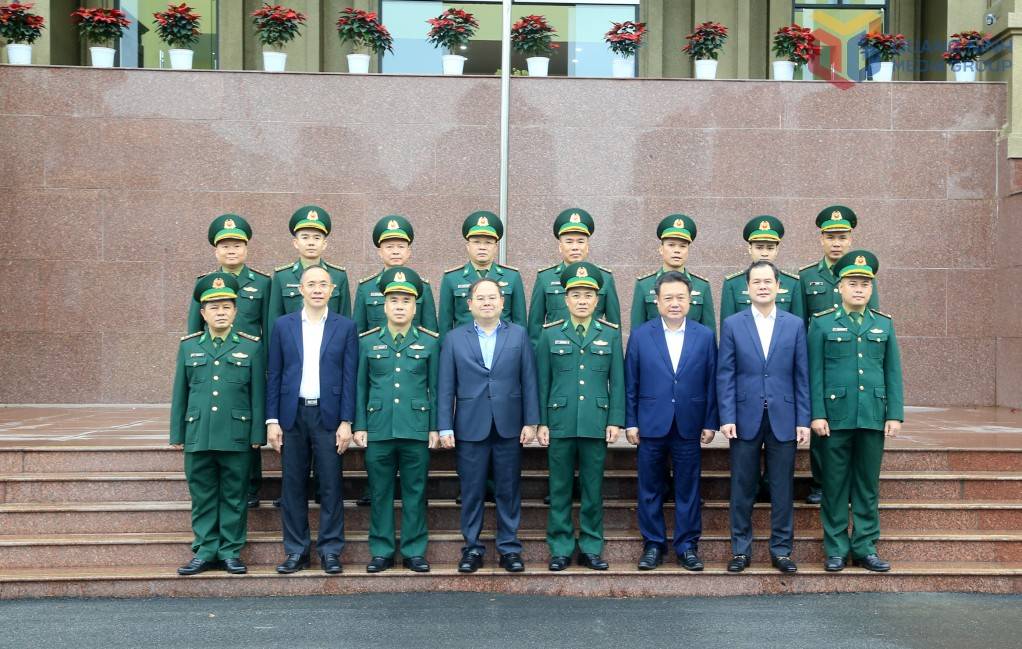 Đồng chí Bí thư Tỉnh ủy cùng các đồng chí Ủy viên BTV Tỉnh ủy chụp ảnh cùng cán bộ, chiến sĩ Ban Chỉ huy Bộ đội Biên phòng tỉnh. Nguồn: QMN