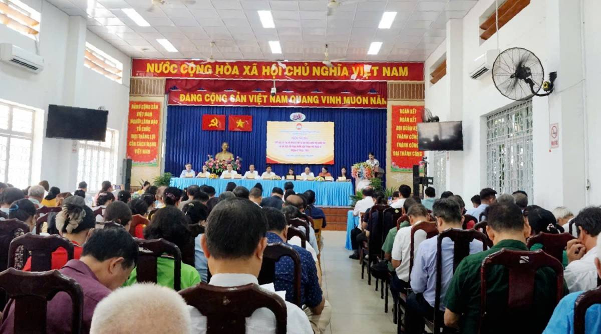 Quang cảnh hội nghị tiếp xúc cử tri tại phường Linh Xuân.