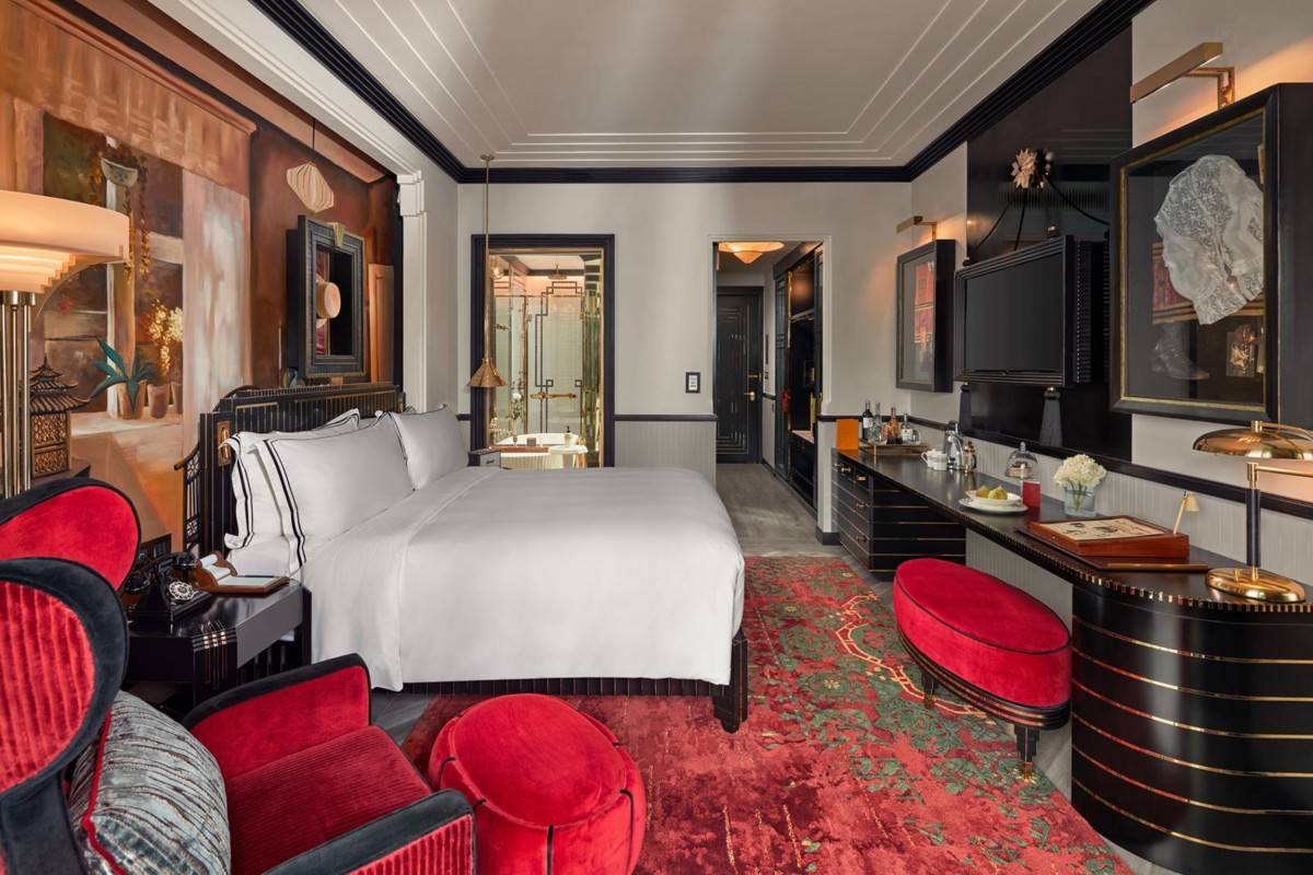 Các kỷ vật sân khấu được đan cài trong từng góc phòng.