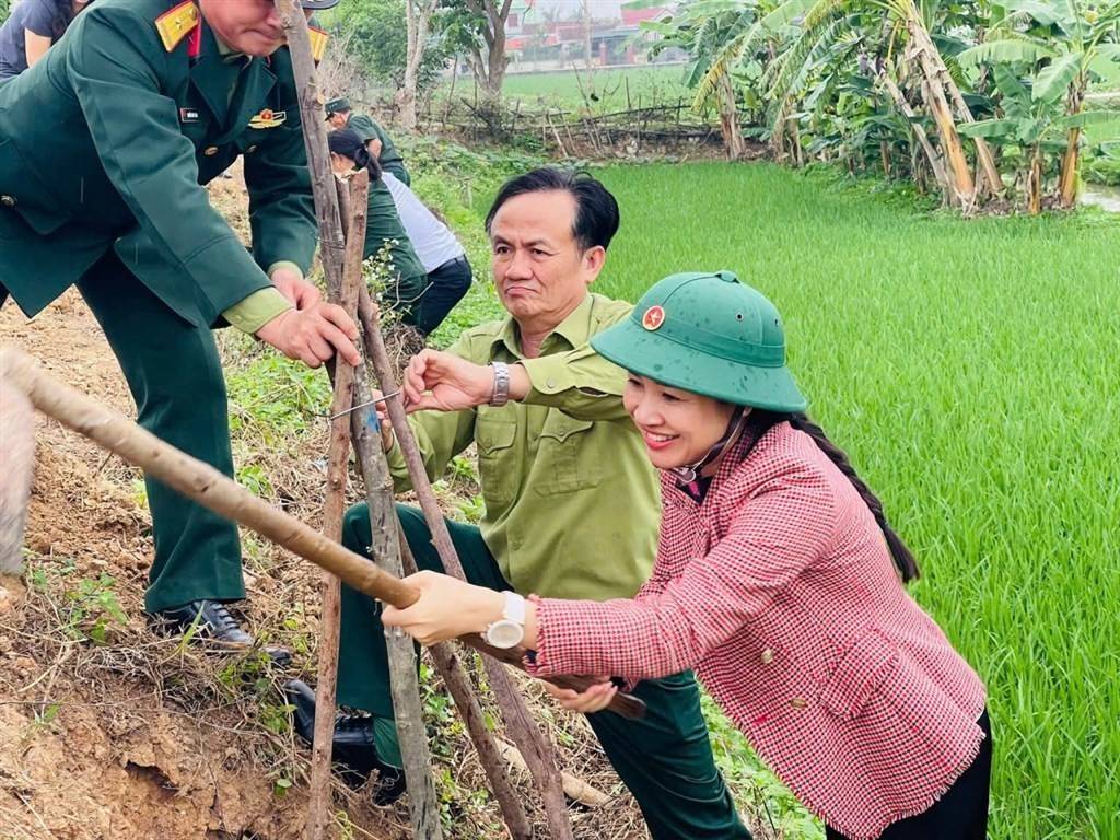 Bà Phan Thị An - Chủ tịch UBND xã Đông Thành cùng cán bộ, công chức, viên chức tham gia trồng cây đầu Xuân Bính ngọ 2026