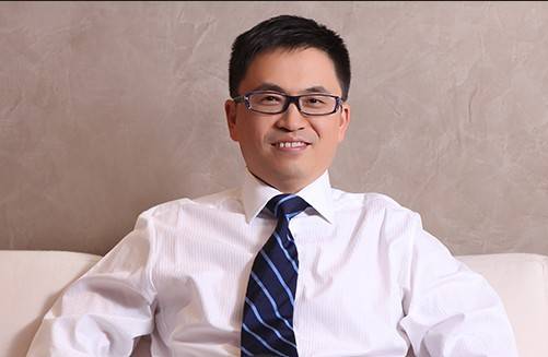 Zhang Lei là nhà sáng lập và CEO của Hillhouse Capital Management, một công ty đầu tư toàn cầu có trụ sở tại Singapore.