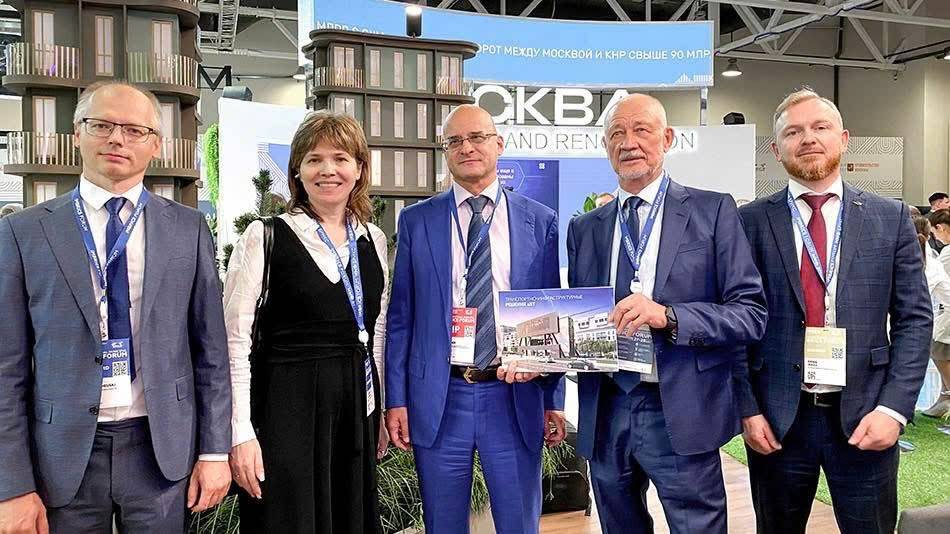 Chủ tịch Anatoli Unitsky giới thiệu những dự án đang thử nghiệm và được truyền thông rầm rộ sẽ thương mại hóa trong tương lai.