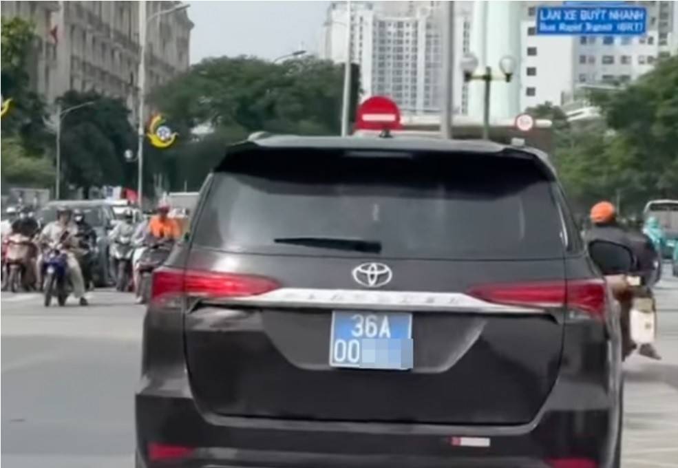 Xe ô tô biển xanh đi vào làn BRT ở Hà Nội (Ảnh: Cục Cảnh sát giao thông).