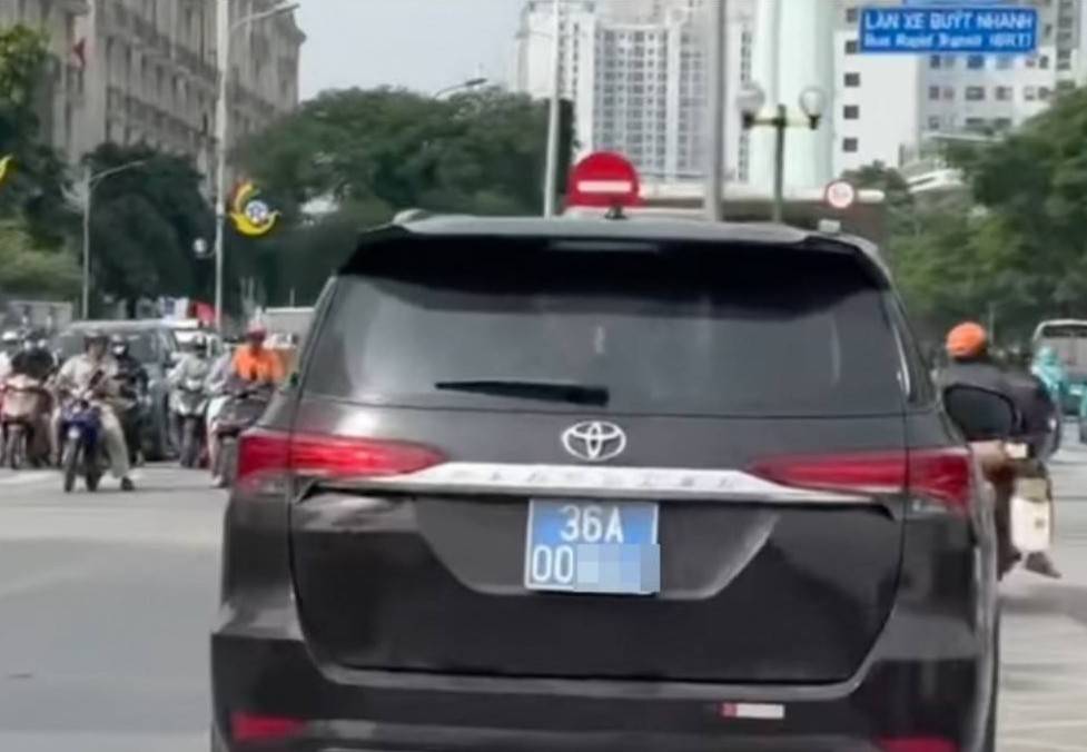 Xe biển xanh vi phạm giao thông: Lái xe phải dùng tiền cá nhân nộp phạt