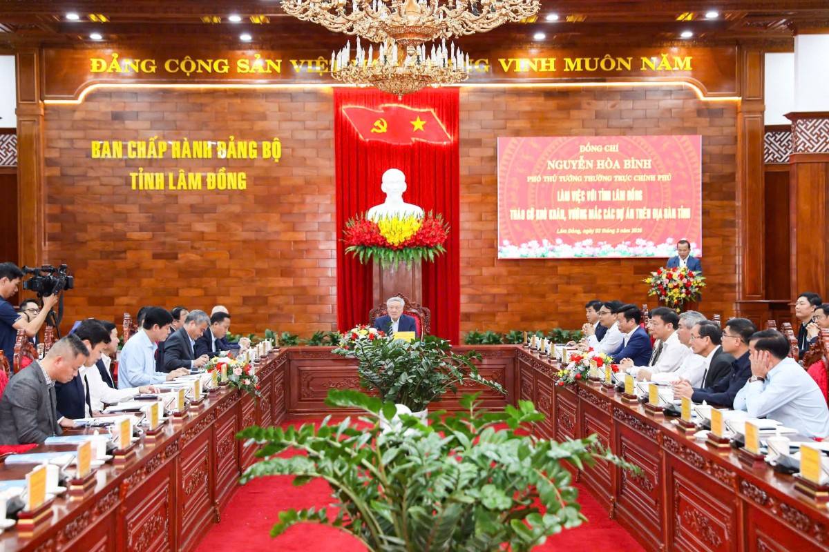 Phó Thủ tướng Thường trực Chính phủ Nguyễn Hòa Bình  làm việc với tỉnh Lâm Đồng về tháo gỡ khó khăn cho các dự án tồn đọng