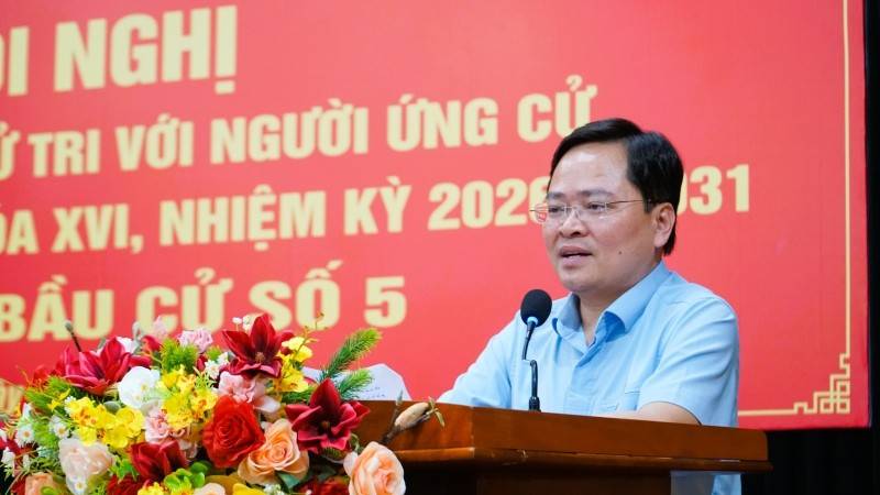 Ông Nguyễn Anh Tuấn - Ủy viên Trung ương Đảng, Ủy viên Ban Thường vụ Đảng ủy Mặt trận Tổ quốc, các đoàn thể Trung ương, Bí thư Đảng ủy Tổng LĐLĐVN phát biểu tại hội nghị tiếp xúc cử tri. Ảnh: Hoàng Bin