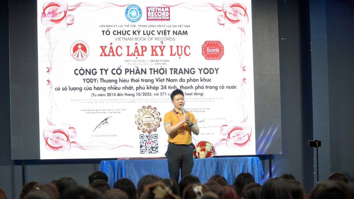 CEO Nguyễn Việt Hòa chia sẻ niềm vui khi đón nhận Kỷ lục tại buổi lễ. (Ảnh: VietKings)