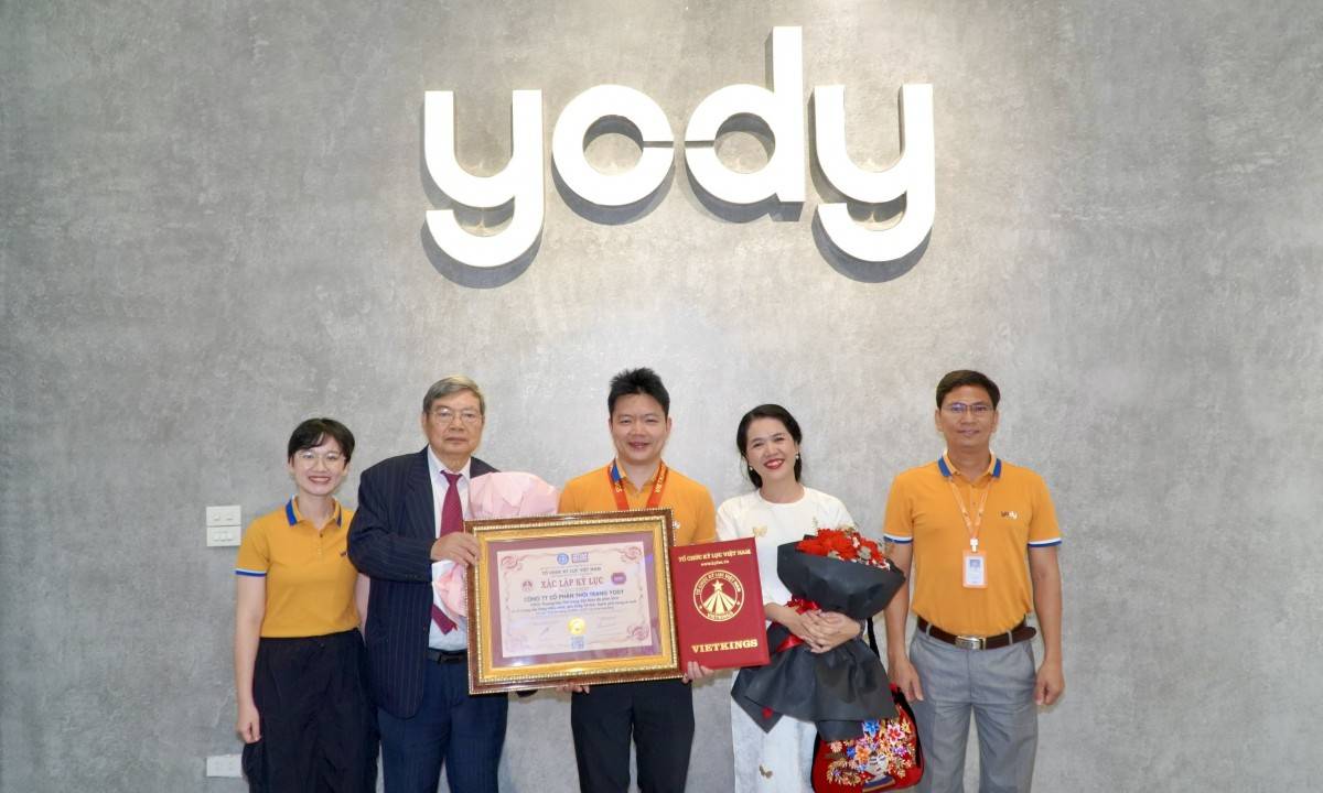 Ông Trần Việt Hùng – Nguyên Cục trưởng Cục Sở hữu trí tuệ Việt Nam, Thành viên Hội đồng Xác lập Kỷ lục Việt Nam cùng bà Võ Lưu Lan Uyên trao bằng xác lập Kỷ lục Việt Nam đến Ông Nguyễn Việt Hòa – Tổng giám đốc YODY (Ảnh: VietKings)