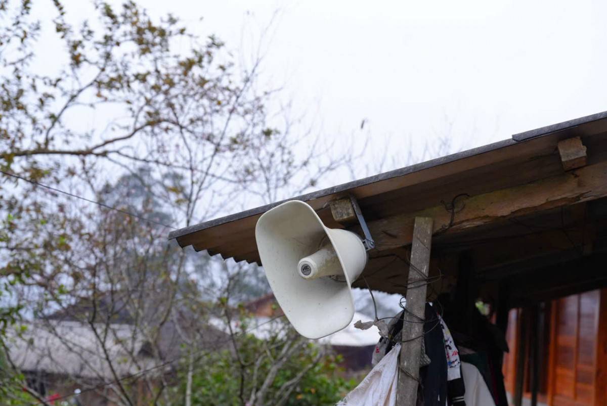 Chiếc loa truyền thanh treo trên cột đầu hồi nhà ông Sung Văn Cấu, Bí thư chi bộ kiêm Trưởng bản Mùa Xuân, xã Sơn Thủy  vang đều khắp bản làng miền núi, mang theo thông tin, chủ trương, chính sách đến từng nếp nhà.