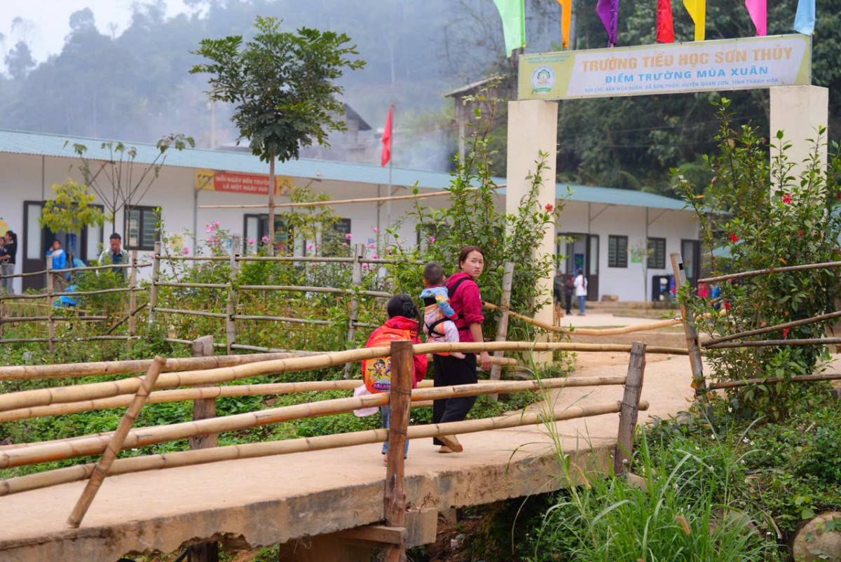 Bản Mùa Xuân, xã Sơn Thuỷ có tới 70% người dân không biết tiếng Kinh, trong đó phụ nữ hầu như không biết chữ.