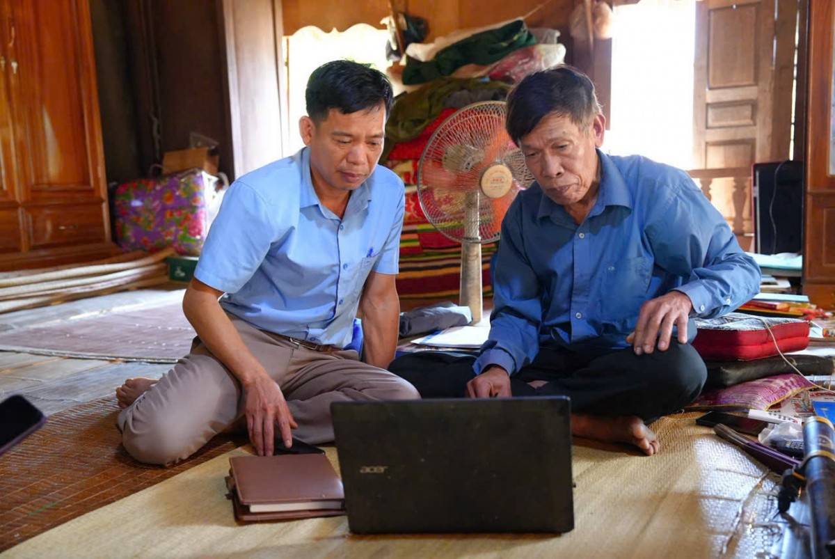 anh Anh Vi Văn Tươi, Bí thư chi bộ kiêm Trưởng bản Thủy Thành, xã Sơn Thủy