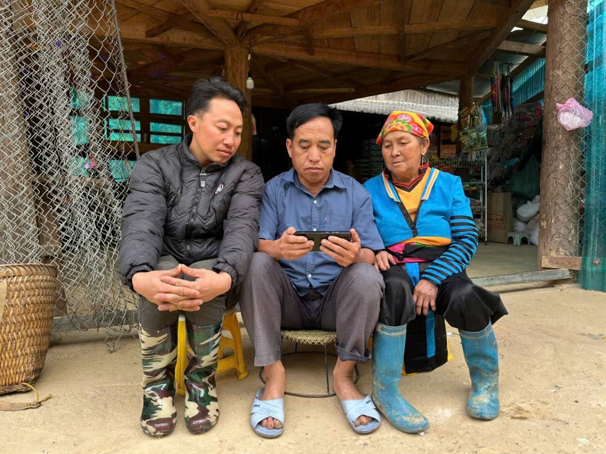 Ông Sung Văn Cấu – Bí thư Chi bộ, Trưởng bản Mùa Xuân (ở giữa) đến từng nhà tuyên truyền cho bà con về công tác bầu cử.