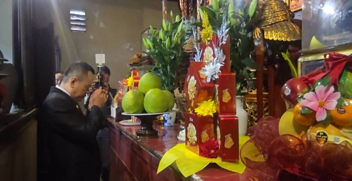 PCT TT  CLB Doanh nhân họ Nguyễn VN Nguyễn Tiến Hanh dâng hươmg kính lễ danh nhân văn hóa Nguyễn Bỉnh Khiêm