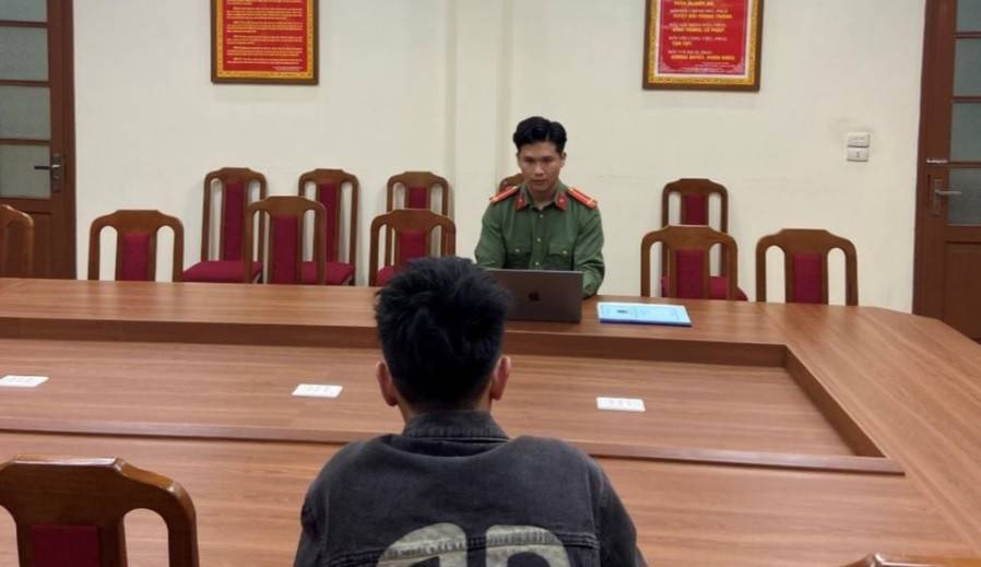 Anh N.V.H làm việc tại cơ quan Công an (Ảnh do Công an cung cấp).