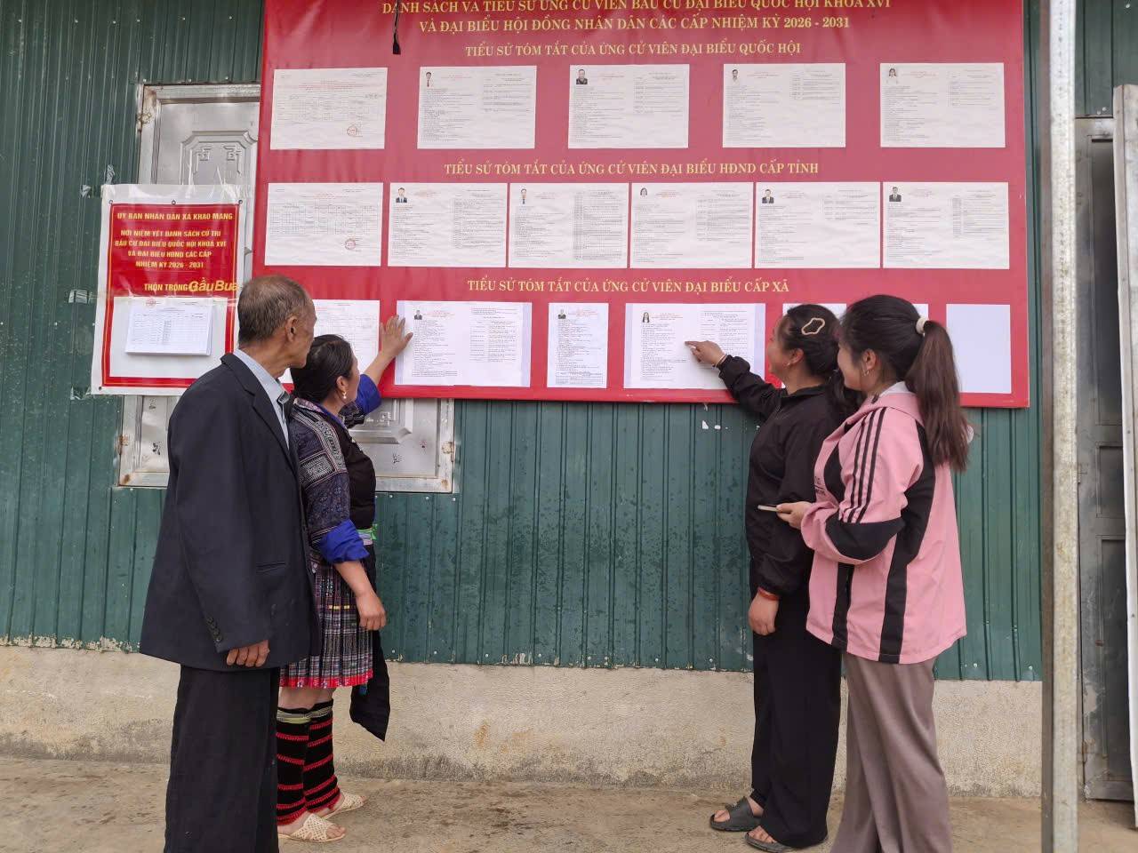 cử tri Trống Gầu Bua tìm hiểu tiểu sử các đại biểu Quốc hội, HĐND tỉnh và xã