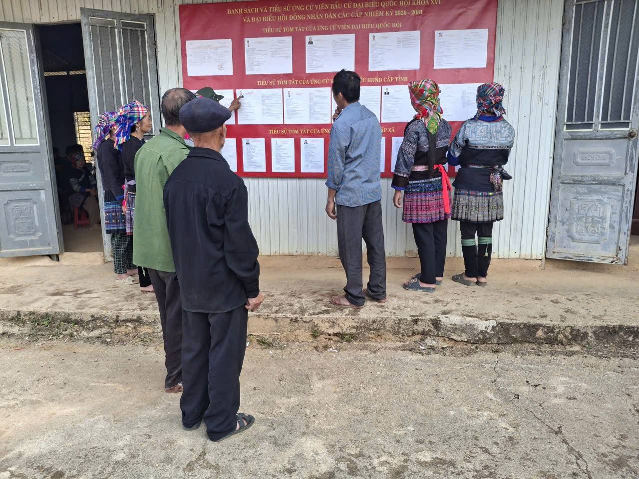 cử tri thôn Háng Đề Đài xem tiểu sử của các đại biểu Quốc hội khóa XVI và đại biểu HĐND tỉnh Lào Cai và xã nhiệm kỳ 2026-2031