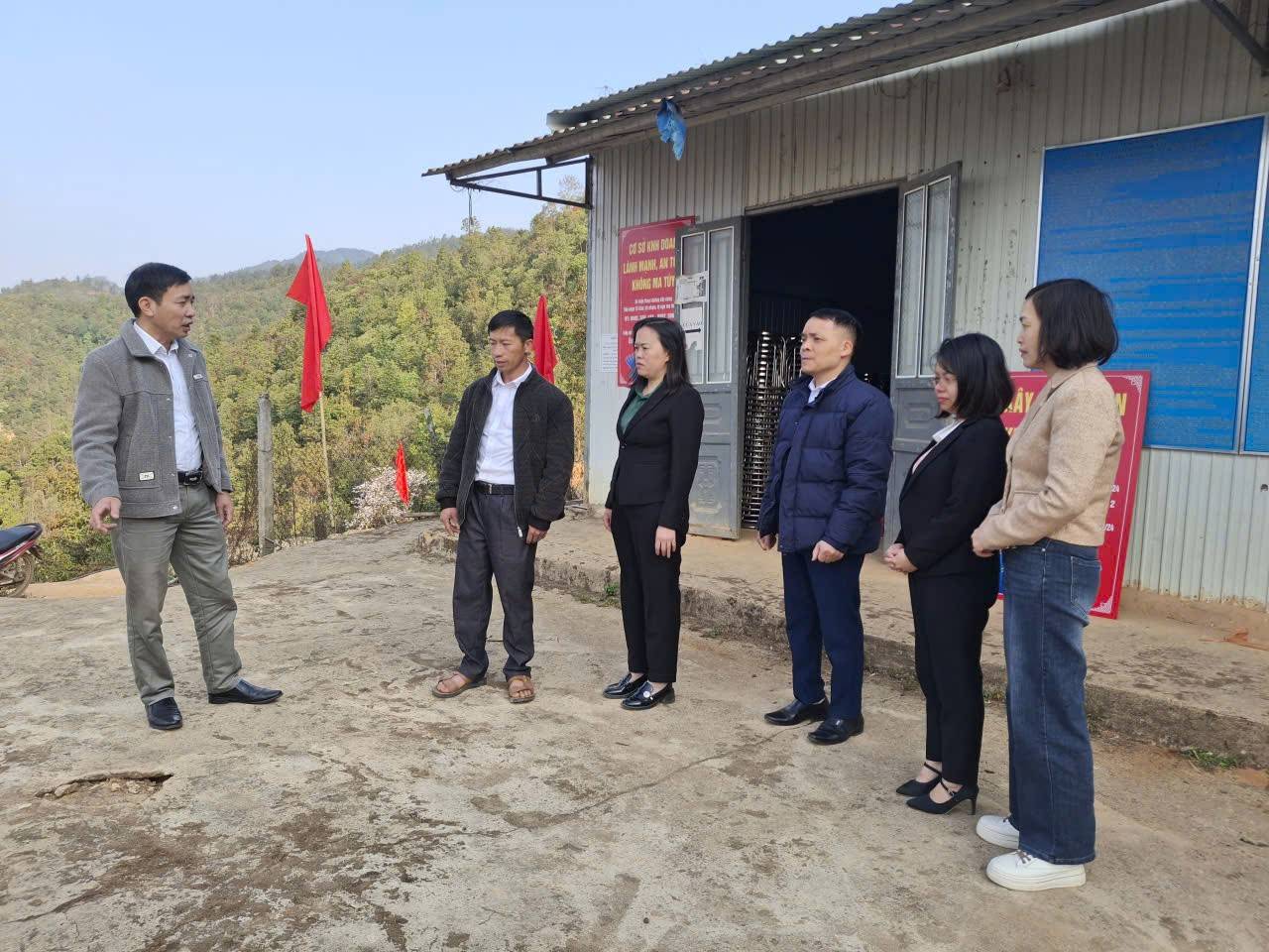 ông Phạm Văn Quynh- Bí thư Đảng ủy, Chủ tịch HĐND xã Khao Mang trao đổi với các ứng cử viên đại biểu HĐND xã nhiệm kỳ 2026-2031