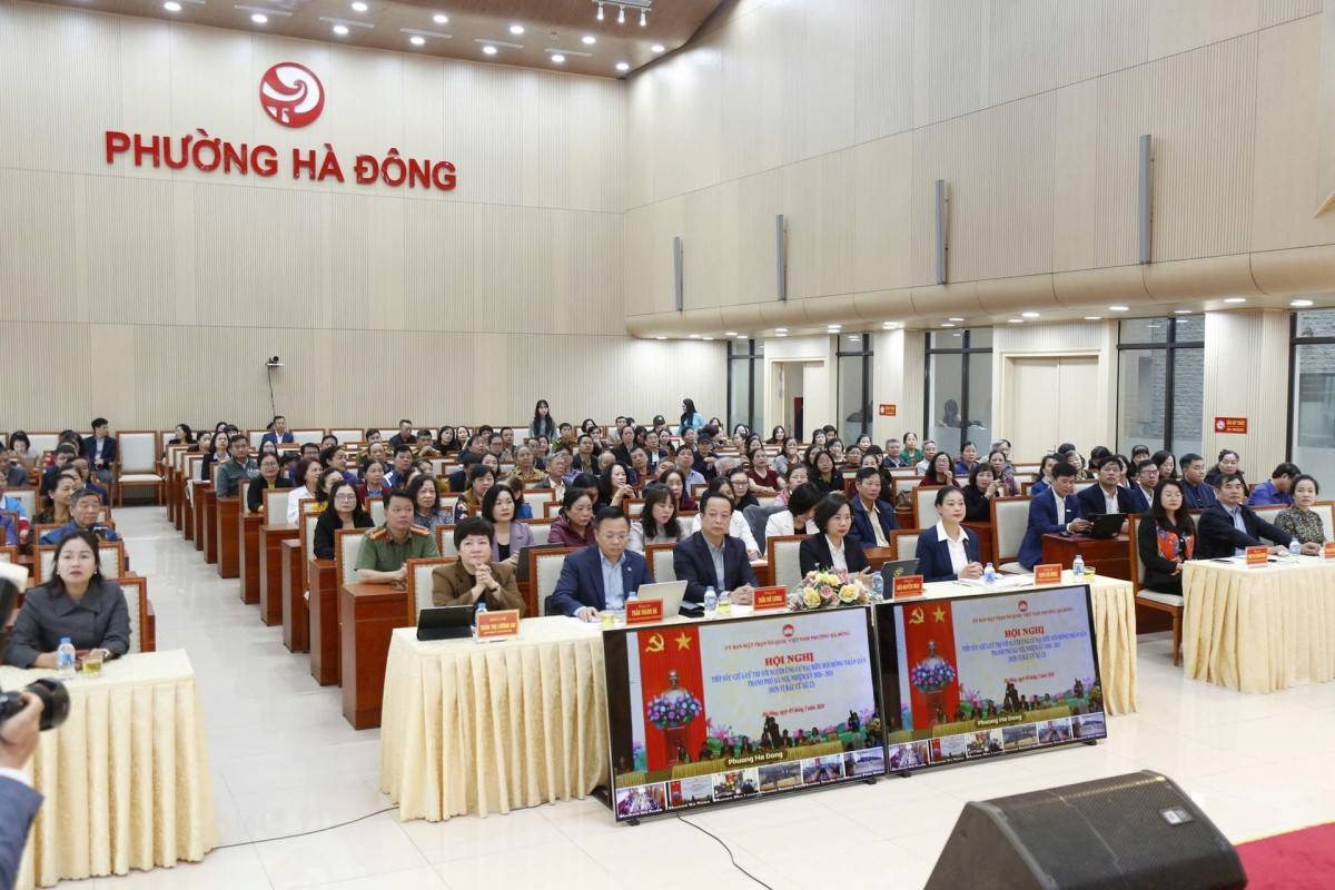 Các đại biểu và cử tri tại điểm cầu phường Hà Đông. Ảnh: Nguyễn Lợi