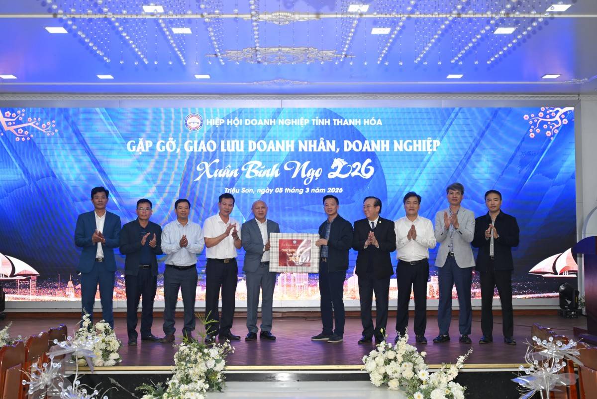 Hiệp hội Doanh nghiệp tỉnh Thanh Hóa tặng quà cho Hội Doanh nghiệp xã Triệu Sơn.