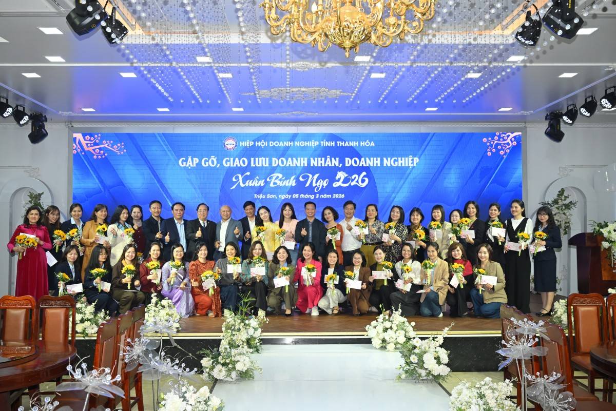 Nhân Ngày Quốc tế Phụ nữ 8/3, Hiệp hội Doanh nghiệp tỉnh cùng các doanh nhân, doanh nghiệp xã Triệu Sơn tặng quà chúc mừng các chị em.