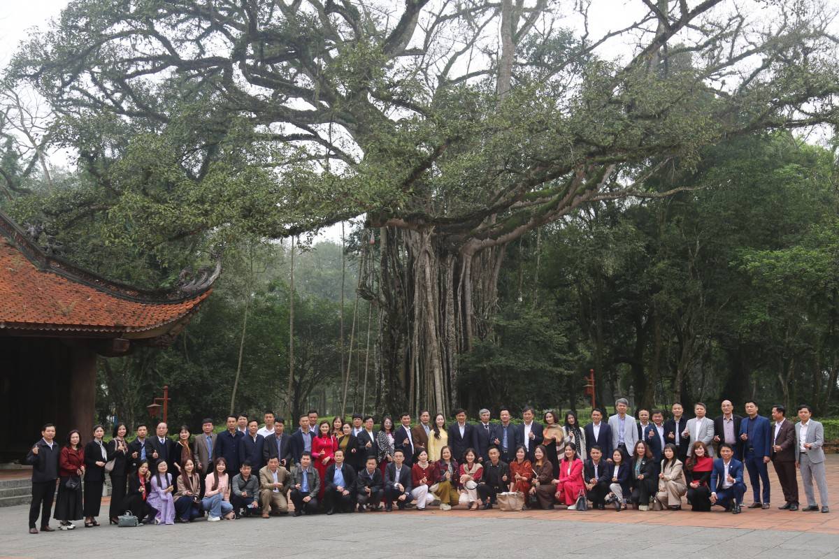 Các thành viên trong đoàn chụp ảnh lưu niệm tại cây đa thị, Khu di tích Quốc gia đặc biệt Lam Kinh.