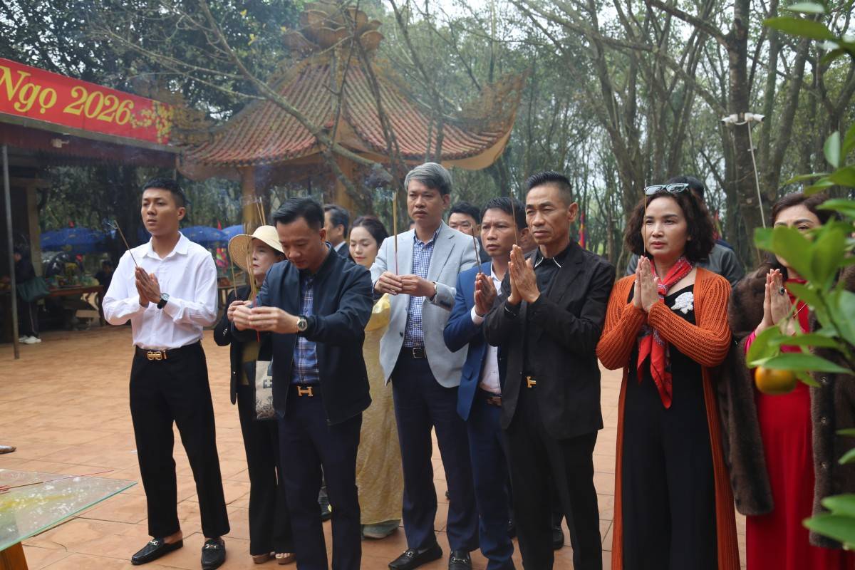 Đoàn Công tác chiêm bái tại Khu di tích lịch sử văn hoá Quốc gia đền Nưa Am Tiê