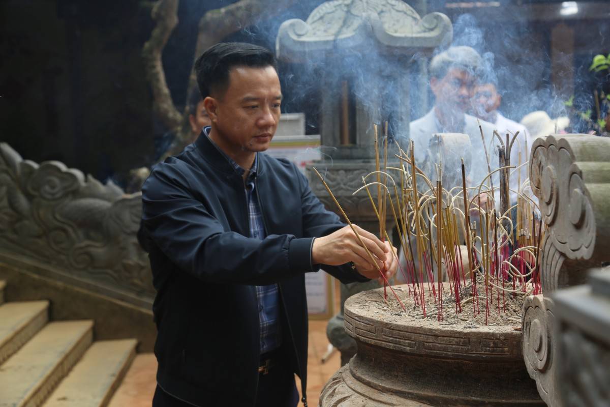 Chủ tịch Hiệp hội Doanh nghiệp tỉnh Thanh Hóa Nguyễn Xuân Hưng dâng hương tại Khu di tích lịch sử văn hoá Quốc gia đền Nưa Am Tiê