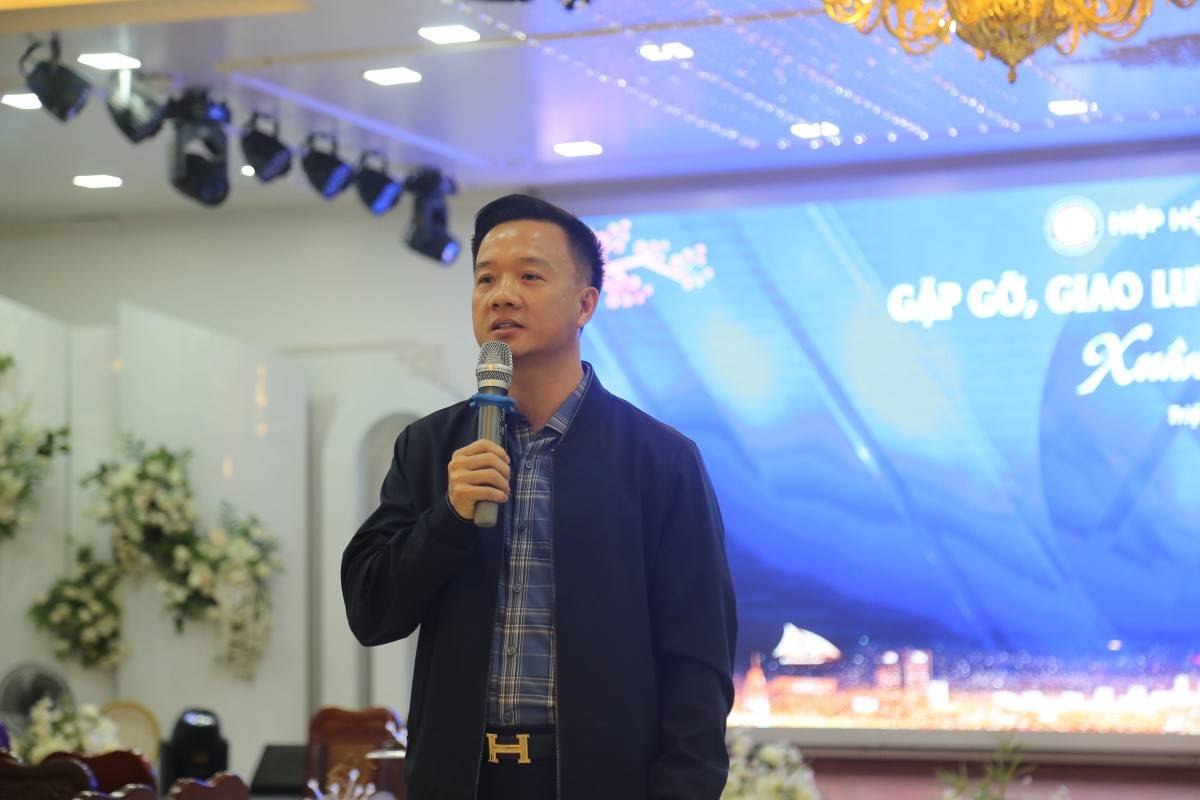 Chủ tịch Hiệp hội Doanh nghiệp tỉnh Nguyễn Xuân Hưng phát biểu tại buổi gặp gỡ, giao lưu giữa Hiệp hội Doanh nghiệp tỉnh với các doanh nhân, doanh nghiệp xã Triệu Sơn.