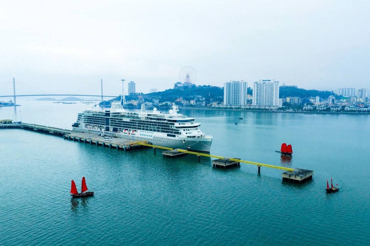 Check in với thuyền buồm đỏ 3 vách là trào lưu mới của du khách khi đến Bãi Cháy. Ảnh: Ánh Dương.