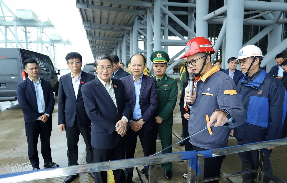 Phó Chủ tịch Quốc hội kiểm tra công tác chuẩn bị bầu cử tại phường Vũng Áng Hà Tĩnh