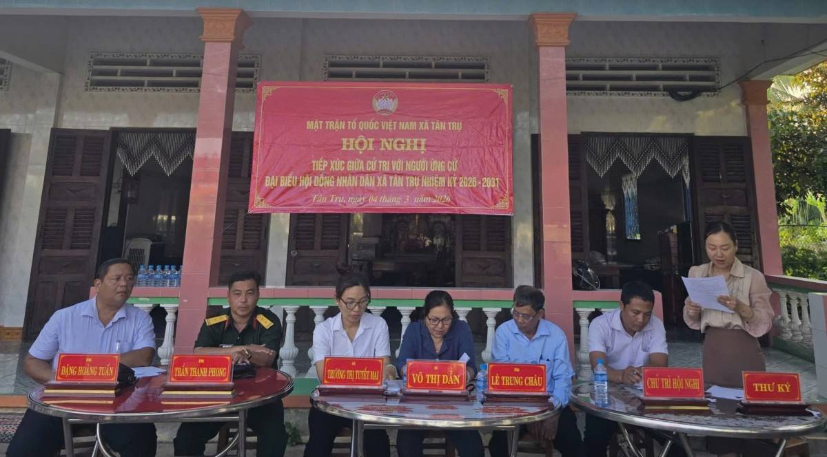 ông Đặng Hoàng Tuấn (ngoài cùng bên trái) – Tỉnh ủy viên, Bí thư Đảng ủy xã Tân Trụ tại buổi tiếp xúc cử tri