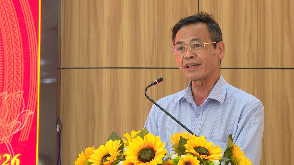 Ứng viên Đại biểu Quốc hội khóa XVI Trần Hữu Hậu phát biểu tại buổi tiếp xúc cử tri