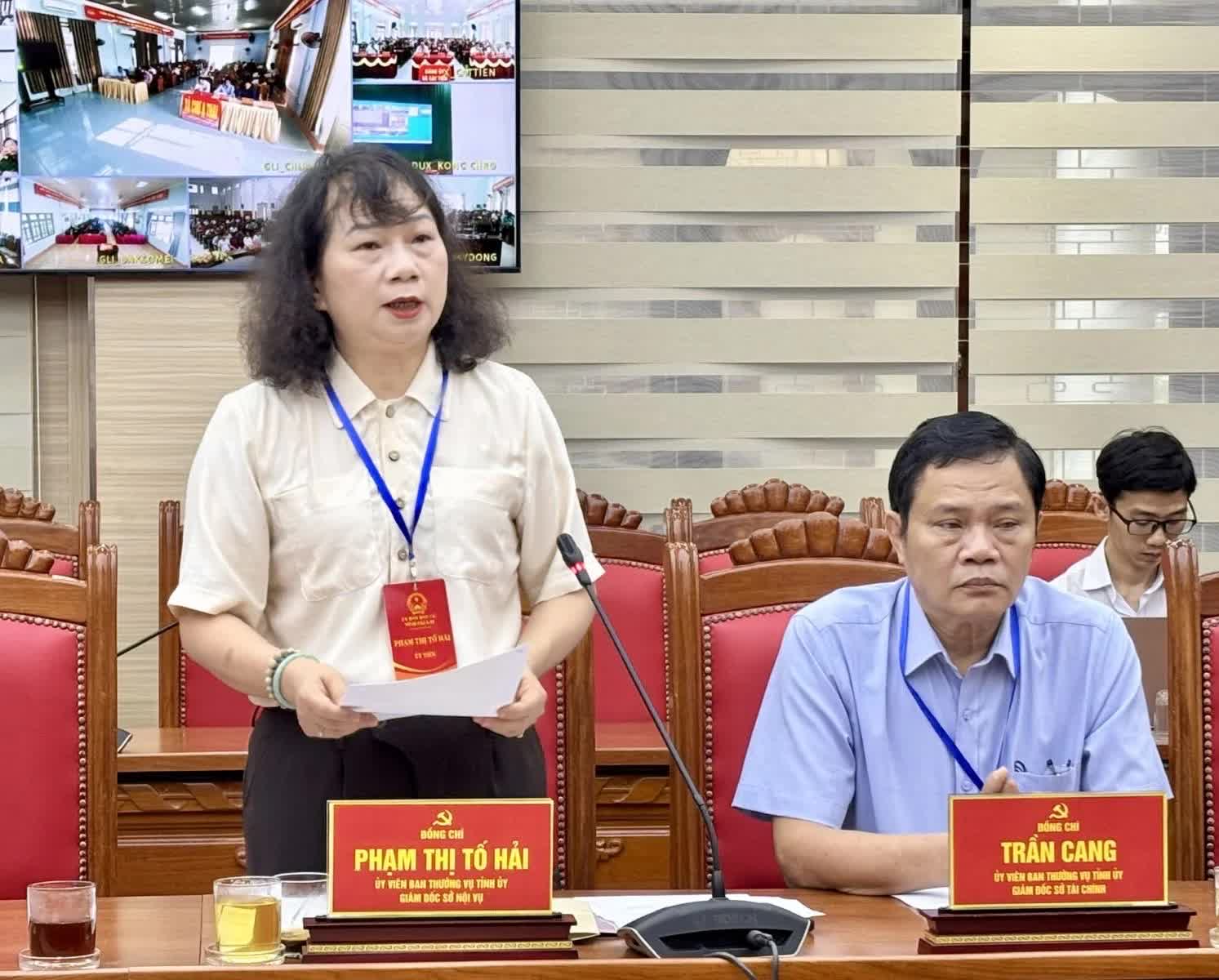 Giám đốc Sở Nội vụ Phạm Thị Tố Hải báo cáo công tác chuẩn bị bầu cử tại hội nghị.