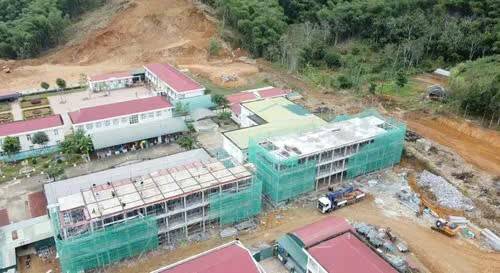Dự án Trường nội trú liên cấp Tiểu học - Trung học cơ sở Sơn Thuỷ, xã Sơn Thuỷ đến nay đạt khoảng 20% khối lượng thi công